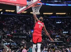 太阳NBA战胜洛杉矶快船布克关键跳投(nba太阳快船集锦)