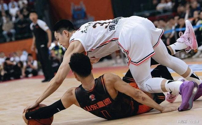 _广东宏远CBA击败辽宁男篮，周琦内线优势明显(cba广东宏远队输给谁了)